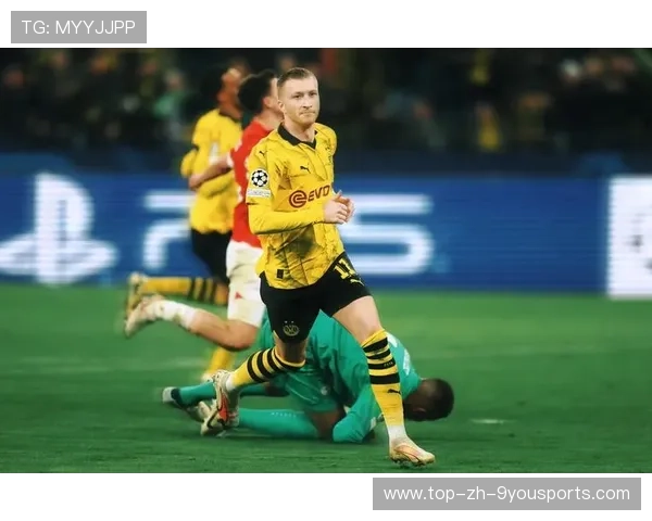 多特蒙德中路推进演练时罗伊斯两次精妙分球引队友喝彩